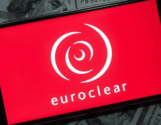 CDD выступает фундаментальным элементом систем противодействия отмыванию денег (AML) и финансированию терроризма, являясь обязательной составляющей программ «Знай своего клиента» (KYC)