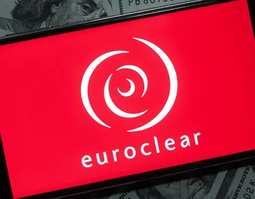 CDD выступает фундаментальным элементом систем противодействия отмыванию денег (AML) и финансированию терроризма, являясь обязательной составляющей программ «Знай своего клиента» (KYC)